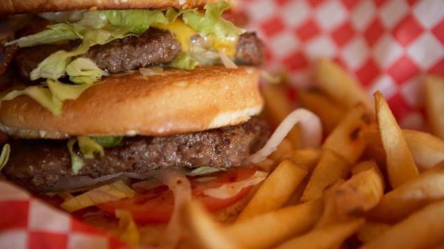 mas-de-2-horas-de-ejercicio-para-quemar-una-hamburguesa-mejor-pongame-una-ensalada